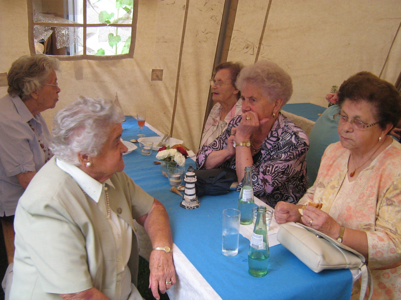 Bewohnerinnen beim Sommerfest