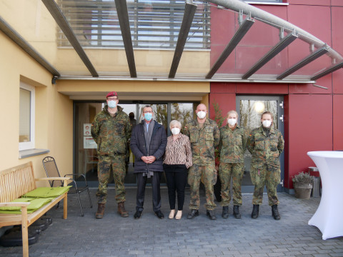 Bildunterschrift: (Von links Oberstleutnant Alexander Faas, cts-Geschäftsführer Rafael Lunkenheimer, Hausleiterin Tina Müller, Hauptfeldwebel Sven Harig, Stabsunteroffizier Samira Zülsdorf und Oberstabsgefreite Belinda Lelle)